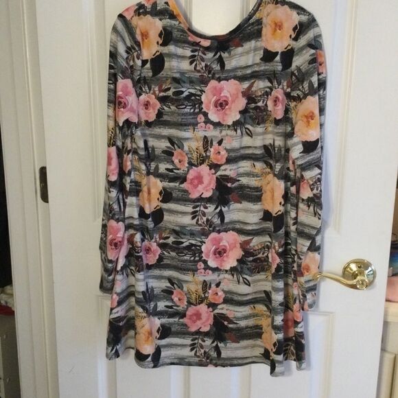 SALE. BUY 2/$30. NWOT. LuLaRoe Women’s M Tunic Blouse Floral Print - Picture 3 of 6